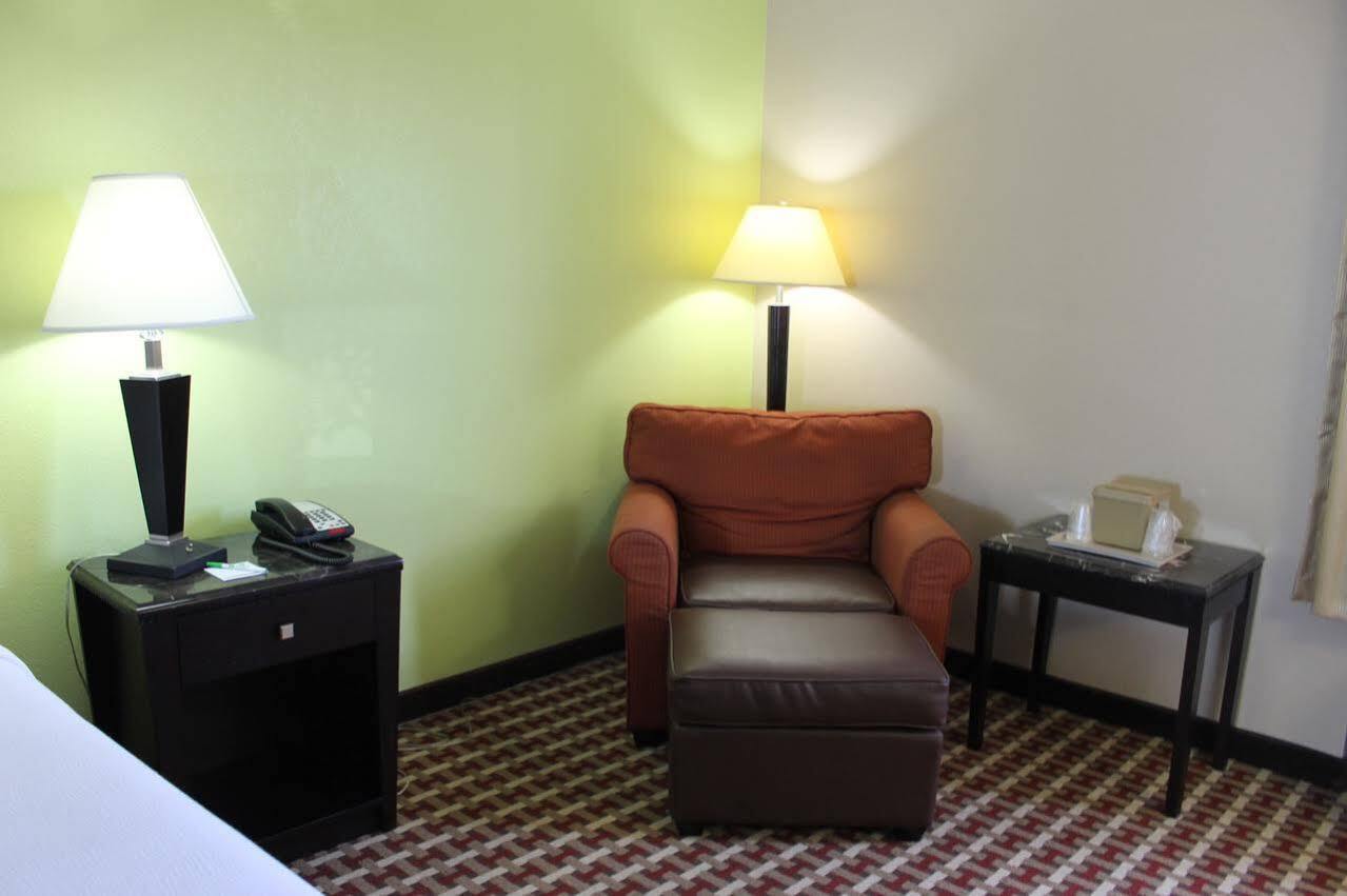 Ramada By Wyndham Gainesville Exterior photo
